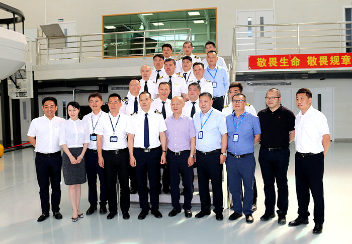 英雄機(jī)長(zhǎng)劉傳健走進(jìn)沈陽航空產(chǎn)業(yè)園